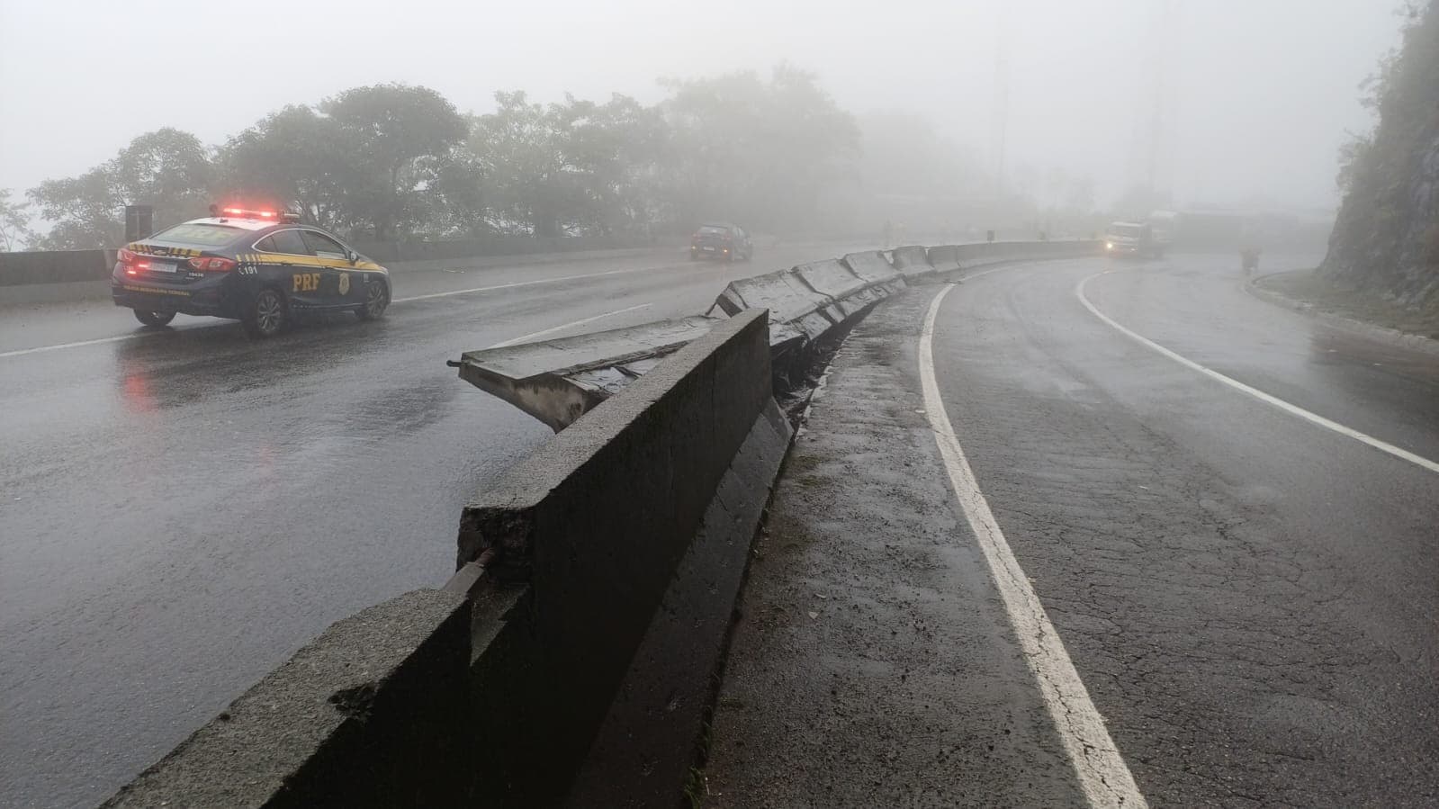 Carreta tomba na Serra do Mar e paralisa BR-277 por quase 6 horas
