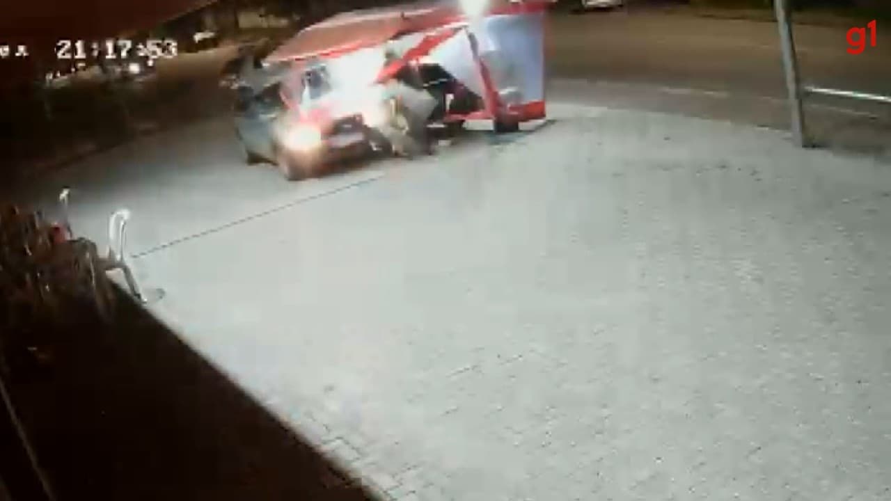 Colisão em Curitiba deixa feridos e destrói barraca de comida na calçada