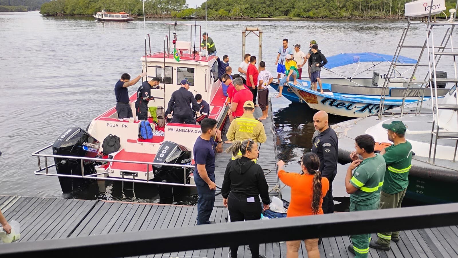 Embarcação afunda na Baía de Paranaguá com 19 pessoas a bordo; uma morte confirmada