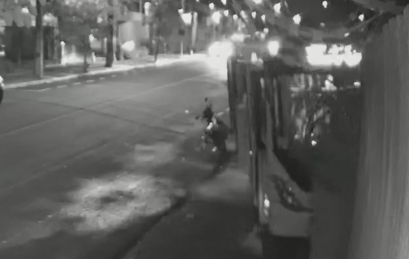 Ônibus fica desgovernado após motorista descer e passageiros saltam antes de bater em muro
