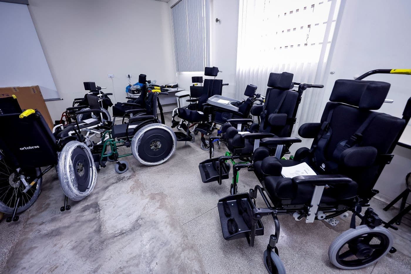 Araucária distribui cadeiras de rodas personalizadas e transforma a vida de pessoas com deficiência