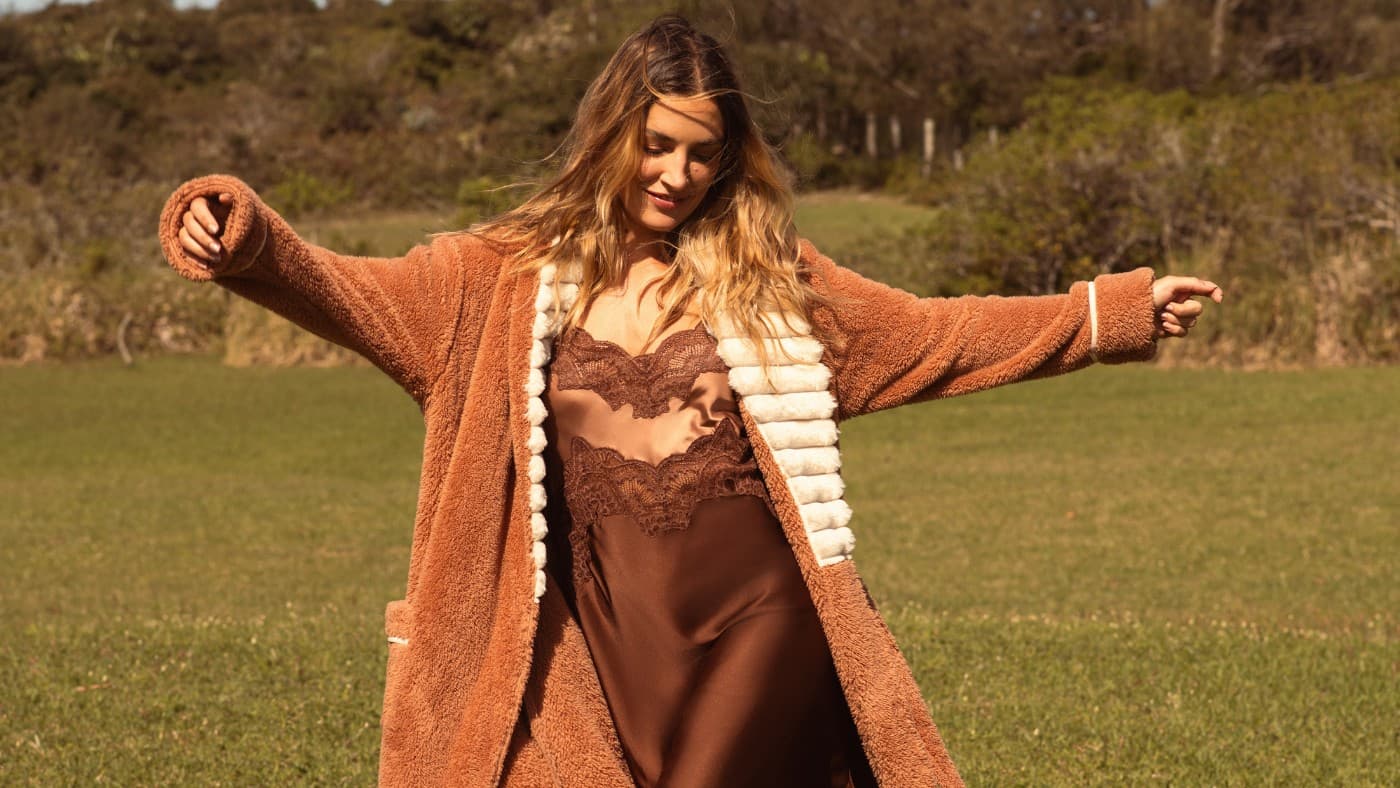 Do quarto à rua: como o robe se tornou peça essencial no guarda-roupa