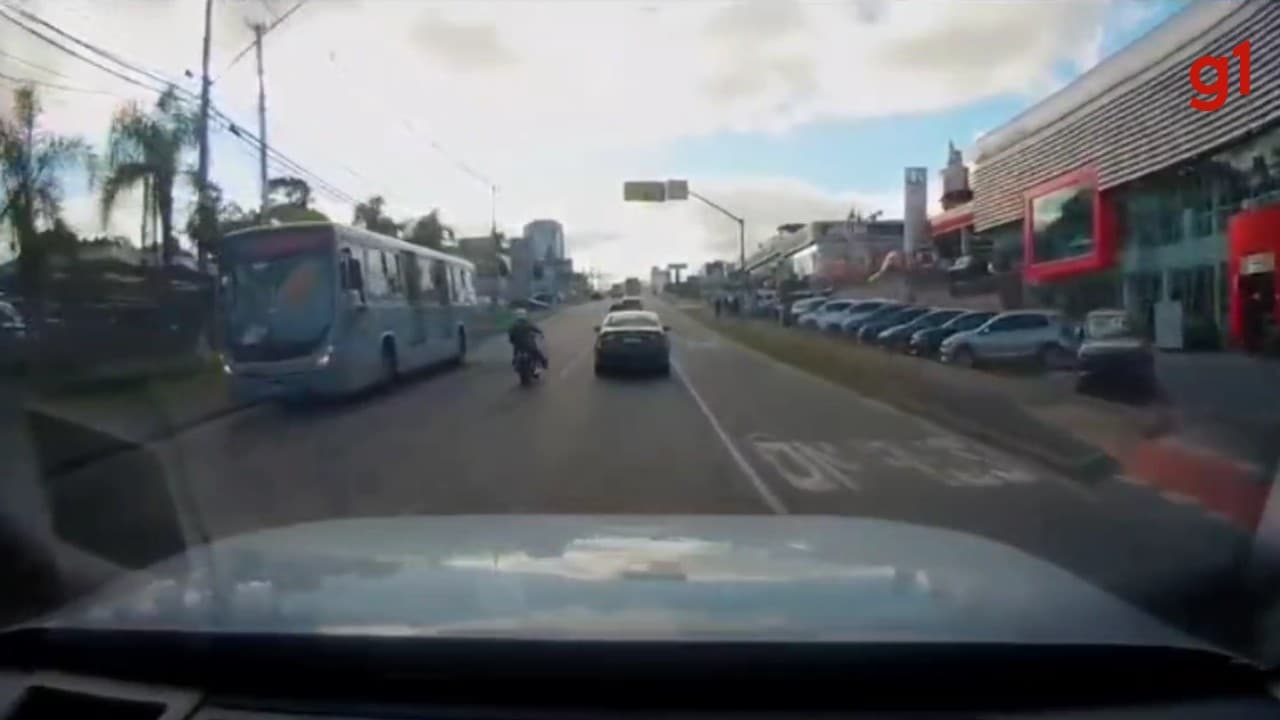 Motorista de ônibus é flagrado em manobra perigosa na contramão em Curitiba