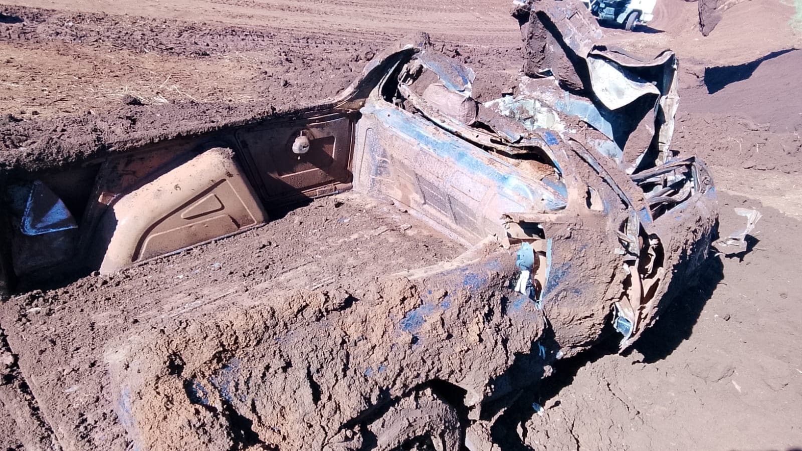 Escavadeira descobre caminhonete desaparecida há anos durante obra em Pitanga