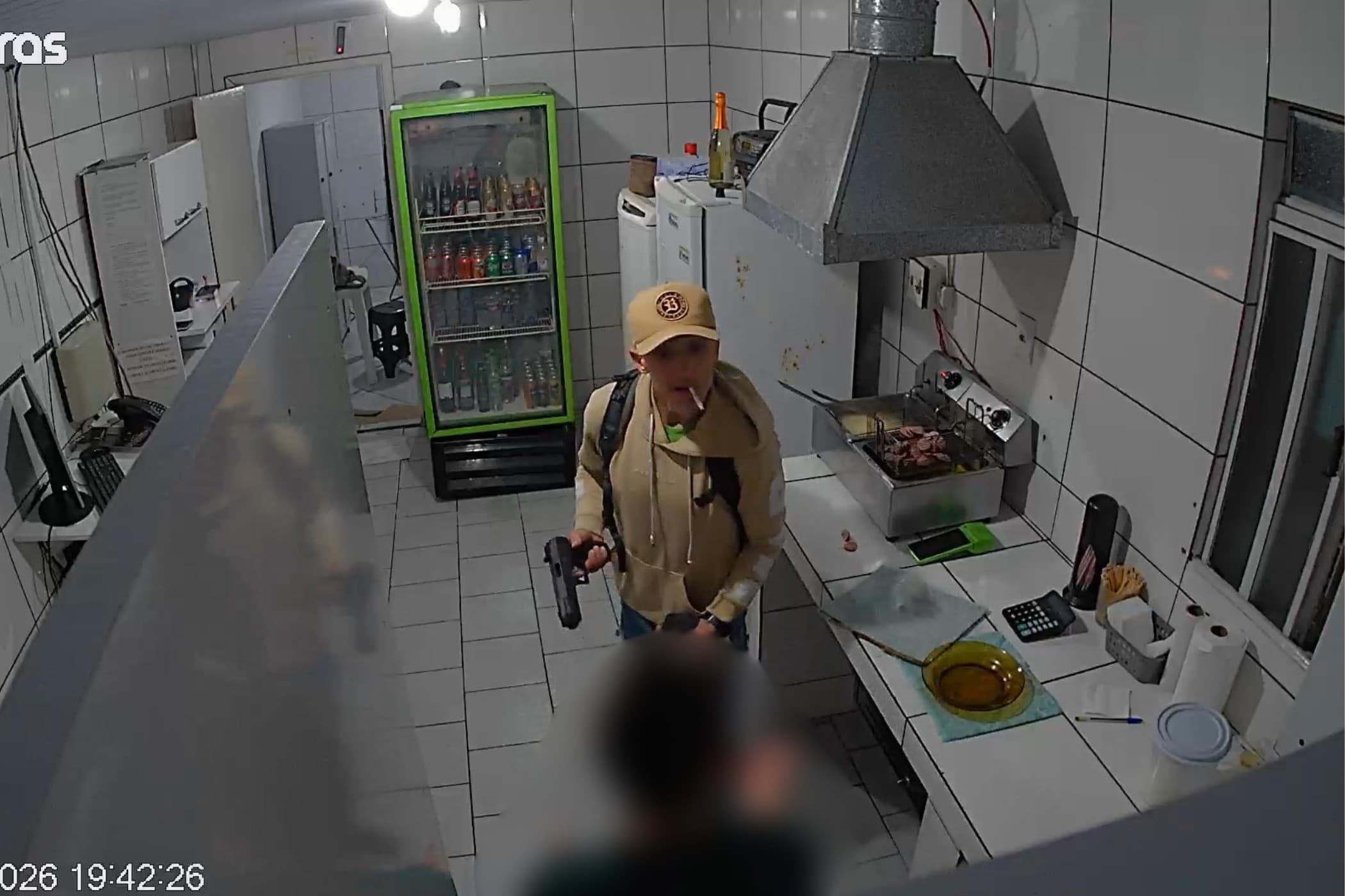 Funcionária é agredida durante assalto em drive-in de Curitiba e reage com criatividade