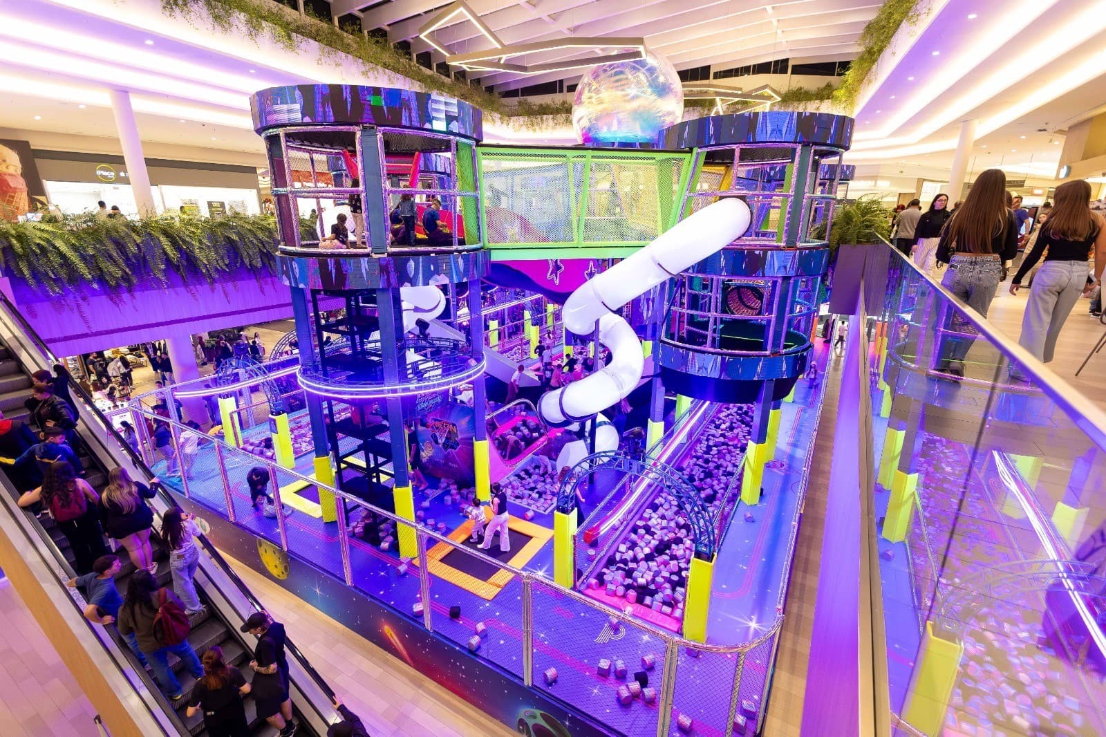 Jockey Plaza traz diversão noturna para adultos com o Neon Fun Galaxy