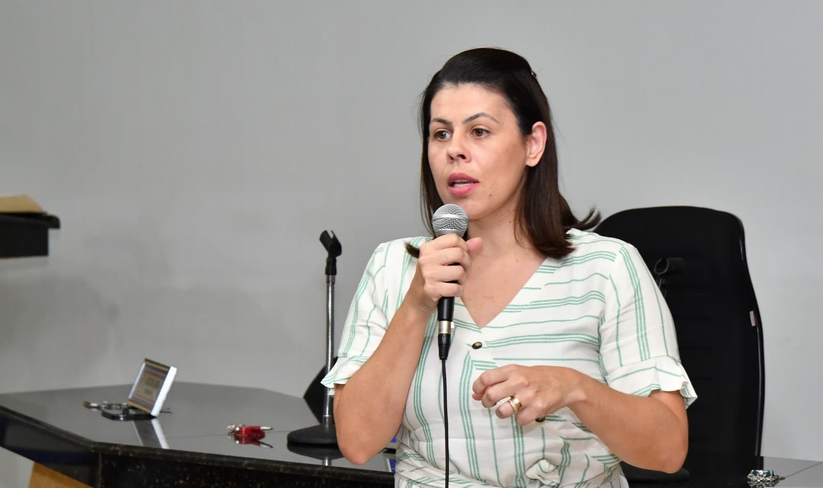 Justiça condena ex-prefeita por esquema para contratar tia como professora
