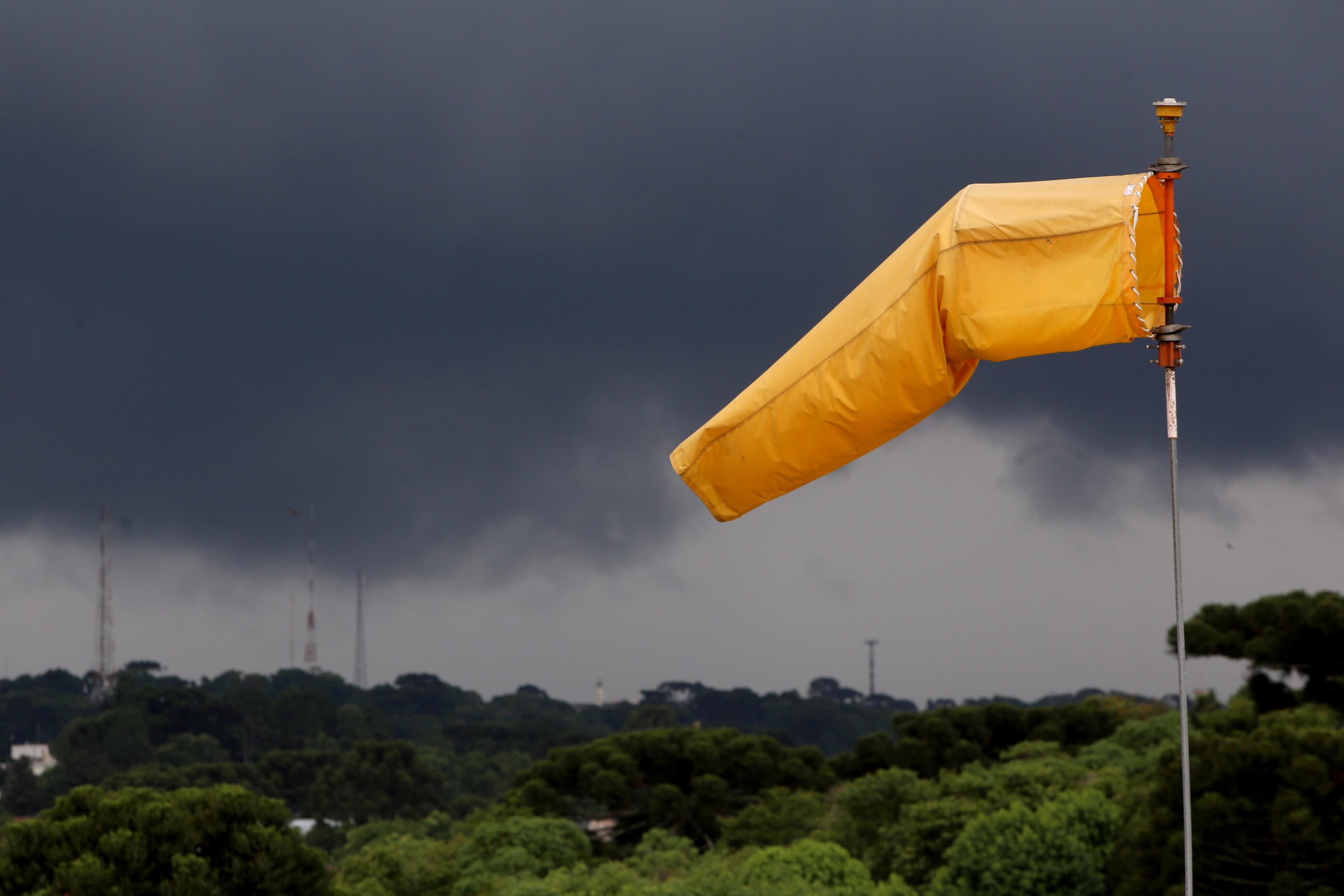 Oeste do Paraná entra em alerta máximo para tempestades com ventos de até 100 km/h