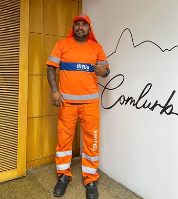 Rio de Janeiro (RJ) 20/02/2025 - A Companhia Municipal de Limpeza Urbana (Comlurb) começou a distribuir as novas blusas confeccionadas em Dry Fit como parte do uniforme dos garis do Rio de Janeiro. 
Foto: Comlurb/Divulgação