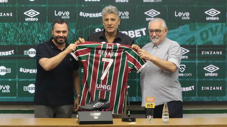 Divulgação/Fluminense F.C. Durante apresentação como novo treinador do Fluminense, Renato Gaúcho é presenteado com a camisa 7, a mesma numeração do uniforme que usou na conquista do Campeonato Carioca de 1995, em que marcou o histórico gol de barriga contra o Flamengo