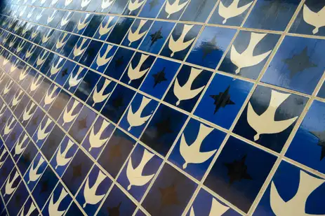 Painel de azulejos de Athos Bulcão, na parede lateral da Igrejinha