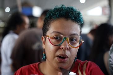 José Cruz/Agência Brasil Brasília (DF), 01/05/2025 - Sara Lins participa de ato do Dia do Trabalhador, que pede o fim da escala 6x1 e melhores condições de trabalho e renda, realizado na Rodoviária do Plano Piloto. Foto: José Cruz/Agência Brasil