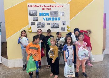 Crianças e adolescentes que frequentam o Serviço de Convivência e Fortalecimento de Vínculos recebem semanalmente alimentos da Agricultura Familiar