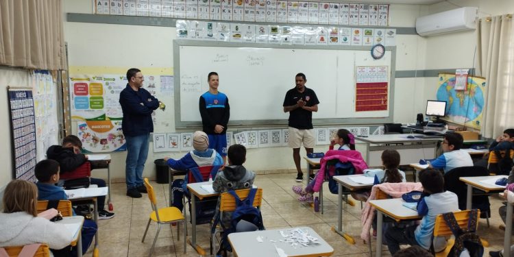 Encontro com atletas da AFI Itaipulândia Futsal motiva estudantes da Escola Municipal João Lorini